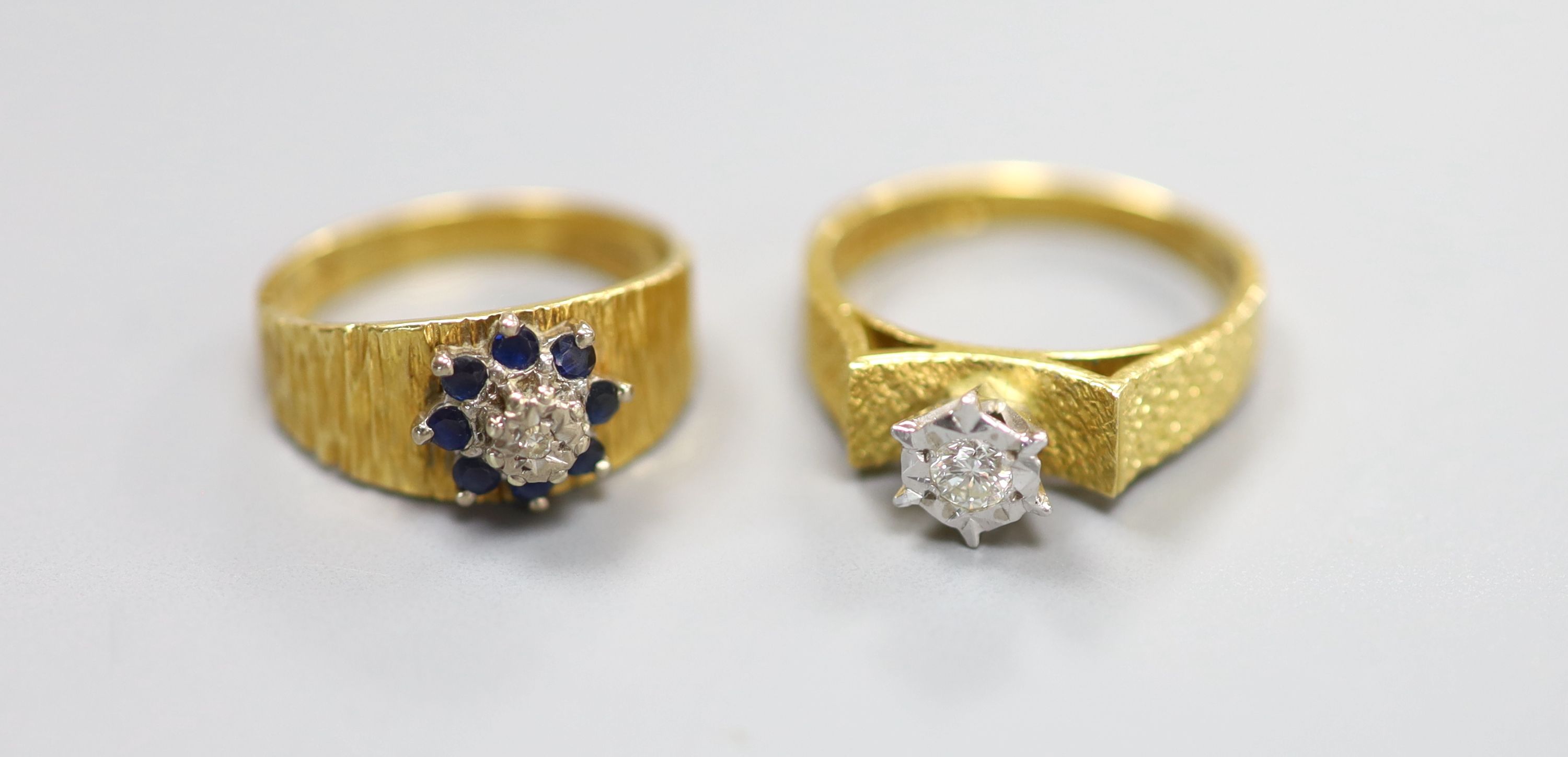 A modern 18ct gold and illusion set solitaire diamond ring, size M/N and an 18ct, sapphire & diamond cluster ring, size K/L